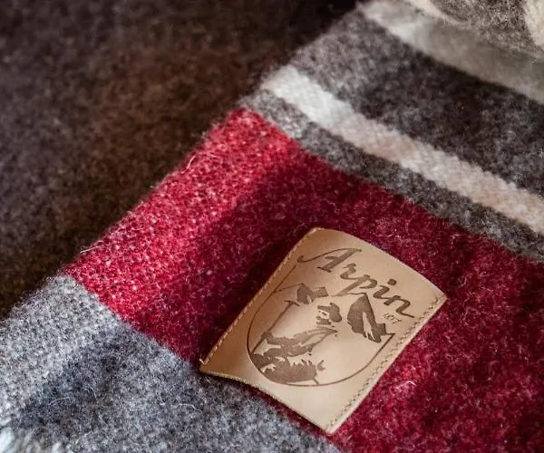 Golden Jubilee By Les Etincelles Alpesi faház